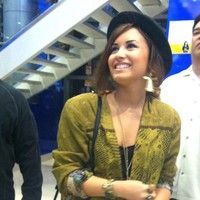 Demi Lovato buys her new cd at midnight | Picture 83098